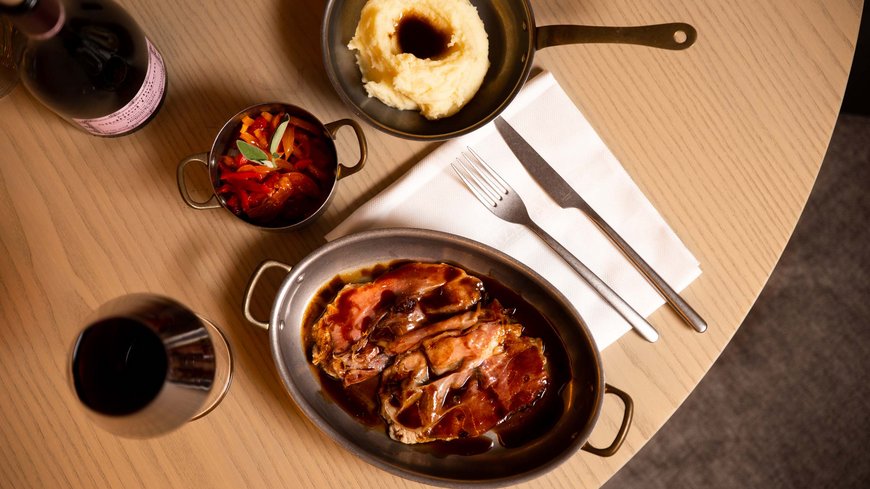 Exzellent essen in diesem Restaurant in Sterzing Portion Fleisch mit Soße, Kartoffelpüree, Gemüse und Rotwein auf einem Holztisch