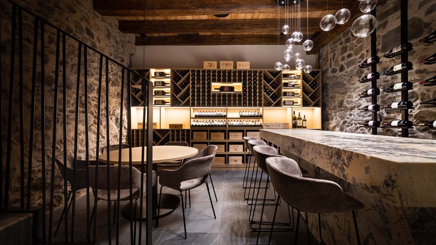 Exzellent essen in diesem Restaurant in Sterzing Moderner Weinkeller mit beleuchtetem Weinregal und Sitzbereich