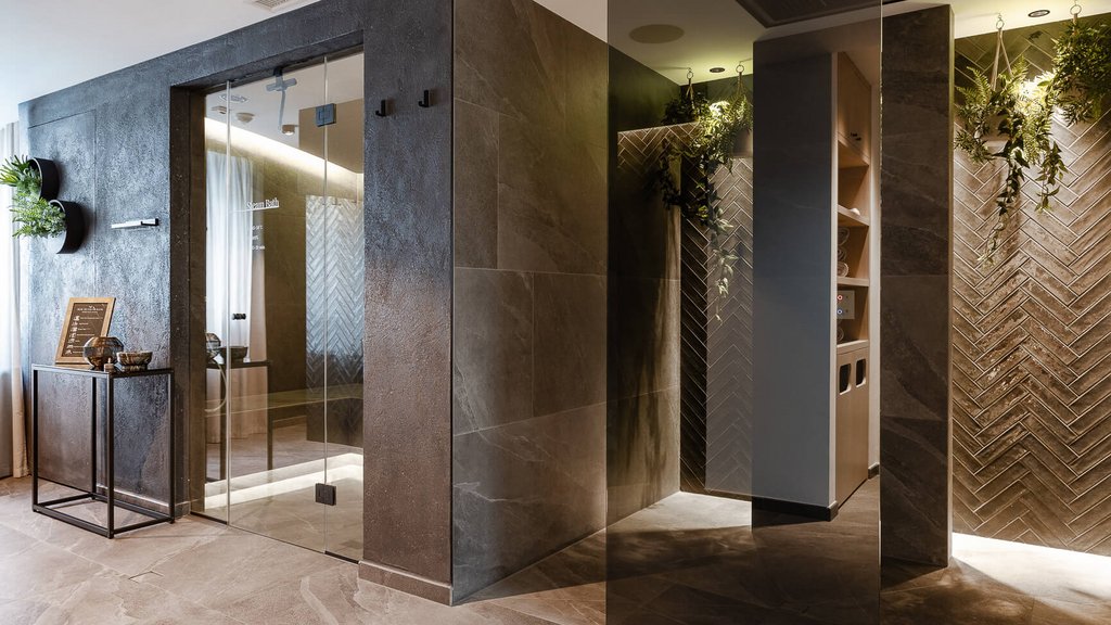 Schwarzer Adler Sterzing: A historic icon. Reinvented. Moderner Spa-Bereich mit Dampfbad und stilvollem Interieur