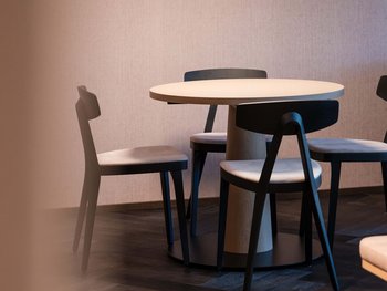 Schwarzer Adler Sterzing: A historic icon. Reinvented. Moderner Essbereich mit rundem Tisch, vier Stühlen und hängender Lampe