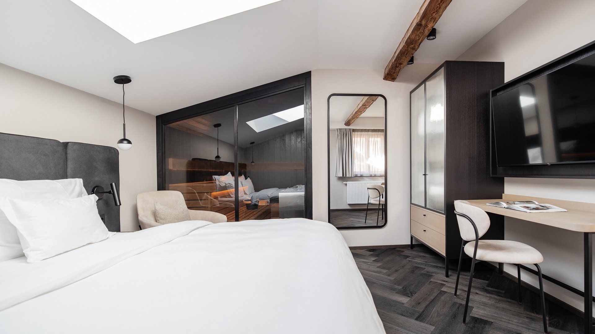 Schwarzer Adler Sterzing: A historic icon. Reinvented. Modernes Hotelzimmer mit Sauna, Schreibtisch und Fernseher