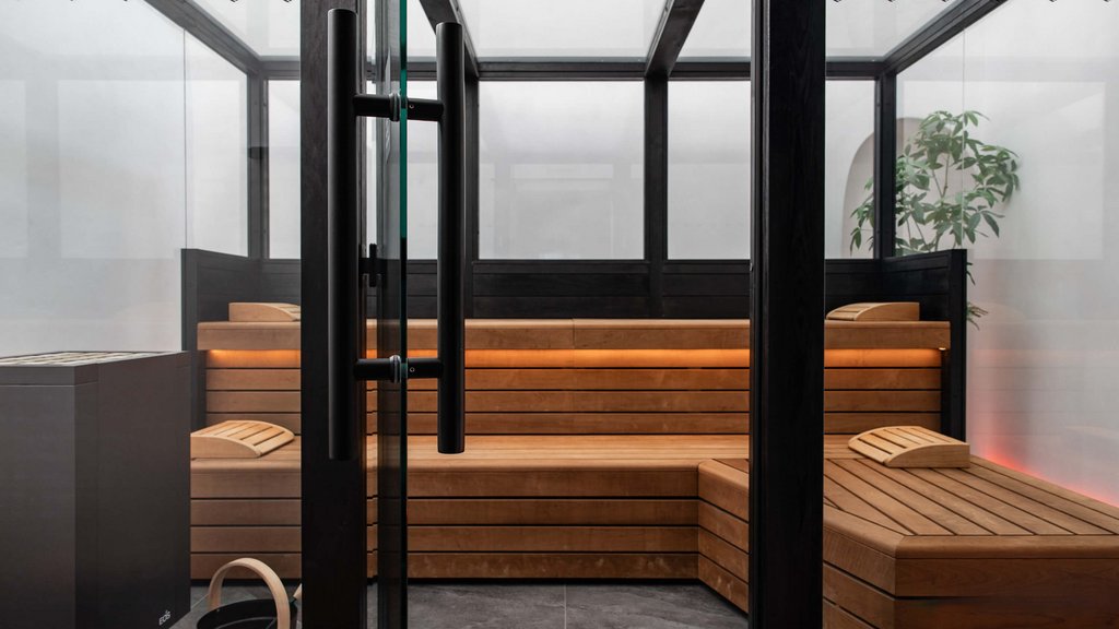Schwarzer Adler Sterzing: A historic icon. Reinvented. Moderner Saunaraum mit Holzbänken und Glasscheiben
