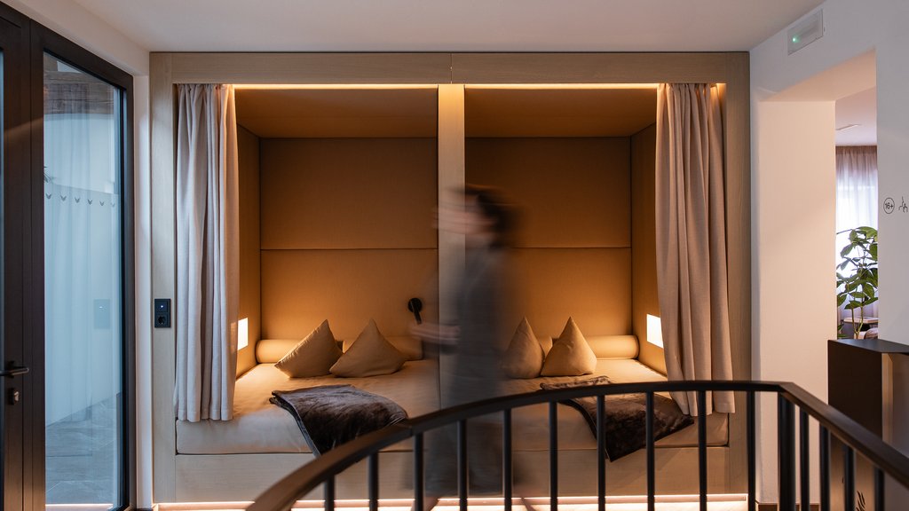 Schwarzer Adler Sterzing: A historic icon. Reinvented. Moderne, gemütliche Sitznische mit braunen Kissen und Vorhängen in einem Innenraum