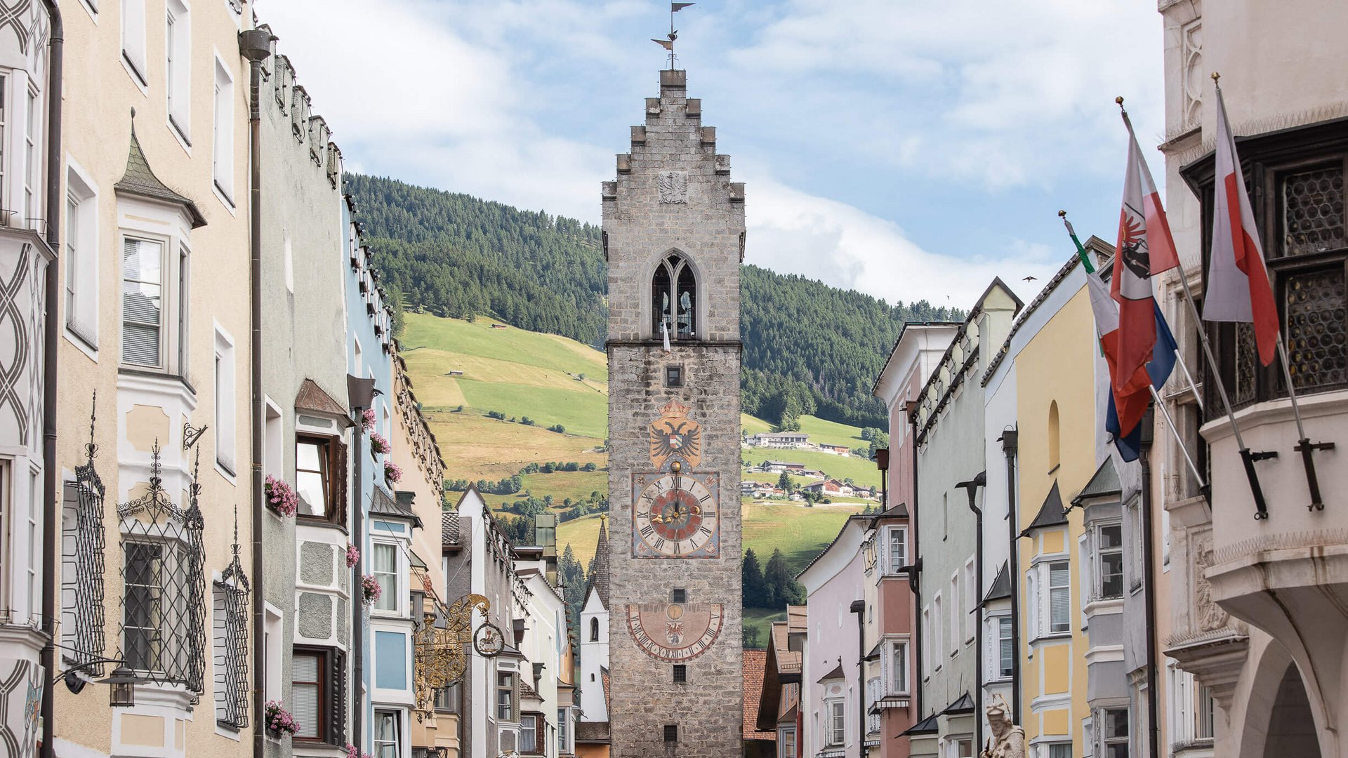 Schwarzer Adler Sterzing: A historic icon. Reinvented. Blick auf den Zwölferturm in Sterzing mit Berglandschaft im Hintergrund